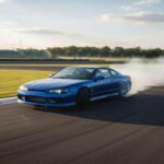 El Nissan Silvia S15 Spec R es uno de los grandes referentes del drift japonés. Tracción trasera, turbo y un equilibrio perfecto para circuito. No es el más rápido en línea recta, pero su comportamiento juguetón y su enorme potencial de preparación lo convierten en un JDM imprescindible para track days y tandas.