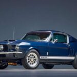 El Mustang original era atractivo, pero no radical. Shelby lo transformó en el GT350: suspensión endurecida, V8 afinado y actitud de circuito. Gracias a él, el Mustang pasó de coche juvenil a icono del músculo americano.