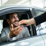 Sí, es totalmente posible comprar un coche nuevo, fiable y seguro por menos de 30.000 dólares. La clave está en elegir bien y mantener el vehículo según las recomendaciones del fabricante.

Un mantenimiento regular —cambios de aceite, líquidos y revisiones periódicas— es fundamental para evitar averías costosas y asegurar una larga vida útil, reduciendo así el estrés financiero a largo plazo.