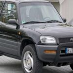 El RAV4 destaca por su fiabilidad y costes anuales cercanos a los 400 dólares. Su probabilidad de averías graves es inferior a la media, ofreciendo espacio y versatilidad sin penalizar el presupuesto de mantenimiento.