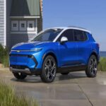 El Chevrolet Equinox EV 1LT arranca en 33.600 dólares y sorprende con una autonomía de hasta 319 millas. Es uno de los eléctricos más completos en relación precio-prestaciones.

Además, ofrece un amplio paquete de seguridad de serie y un diseño que apunta directamente al público familiar que busca dar el salto a la electrificación.