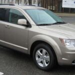 El Dodge Journey, especialmente en modelos anteriores a 2022, es uno de los coches menos recomendables para el largo plazo. Los propietarios informan de fallos graves de motor y averías muy caras, con reparaciones que pueden superar los 5.000 dólares. Es un vehículo a evitar si se busca fiabilidad y tranquilidad a largo plazo.