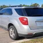 Su estilo genérico se mezcla con cualquier estacionamiento. No llama la atención y refuerza la invisibilidad personal más que la presencia en la carretera.