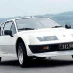 El Alpine A310 V6 Pack GT de 1982 contaba con un chasis y suspensión menos ágiles de lo esperado. Aun así, su diseño y carácter lo convierten en un clásico deseado por los coleccionistas.