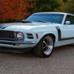 Compacto y agresivo, el Boss 302 nació con la Trans-Am en mente. El spoiler delantero funcional, el alerón trasero y su decoración inconfundible lo convirtieron en un icono instantáneo.