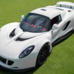 El Venom GT alcanzó de forma no oficial 270 mph en 2014. Su V8 biturbo de 7.0 litros y 1.244 CV, unido a un peso extremadamente bajo, lo situó entre los coches más rápidos jamás fabricados, pese a no figurar en récords oficiales.