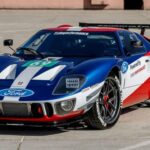 El Future 40 combina el diseño del Ford GT40 clásico con aerodinámica moderna inspirada en Le Mans. Incorpora elementos en fibra de carbono, neumáticos Michelin Pilot Sport Cup 2 y un enfoque claramente deportivo, sin renunciar a la homologación para carretera. Puede configurarse con motores Ford clásicos o bloques Roush de alto rendimiento, ofreciendo un equilibrio perfecto entre herencia y tecnología.