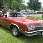 El Oldsmobile 442 combinaba potencia clásica con soluciones avanzadas para su época. Su suspensión Radial Tuned Suspension, diseñada por ordenador, lo colocó por delante de muchos rivales en comportamiento y solidez estructural.