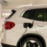 La disponibilidad varía según la zona, pero este mito asume que todo depende de la carga pública. En realidad, muchos usuarios cargan principalmente en casa. Para quienes no pueden hacerlo, las redes públicas siguen creciendo y las apps y navegadores del coche ayudan a localizar cargadores y planificar rutas. Los puntos de carga suelen estar más cerca de lo que parece.