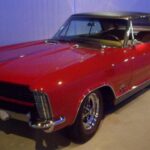 El Buick Riviera 1965 podía llevar el Super Wildcat 425 con doble carburador y 340 CV. Aunque la producción fue relativamente alta, las versiones GS bien equipadas suelen venderse alrededor de los 30.000 dólares. Su combinación de lujo, diseño y potencia lo convierte en un gran turismo adelantado a su tiempo que sigue infravalorado.