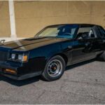 El Buick Grand National rompió esquemas con su V6 turbo y su estética sobria. Era rápido, eficaz y discreto, superando a muchos V8 de su época. Su imagen totalmente negra y su carácter de “sleeper” lo volvieron legendario. Un renacimiento moderno podría devolverlo al centro de la escena con tecnología actual.