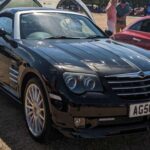 Con mecánica de Mercedes-AMG y un V6 sobrealimentado de 330 CV, el Crossfire SRT-6 era mucho más rápido de lo que su peculiar diseño sugería. Fabricado en Alemania, ofrecía prestaciones serias, pero su estética divisiva hizo que muchos lo descartaran sin darle una oportunidad. Hoy es un auténtico “sleeper” olvidado.