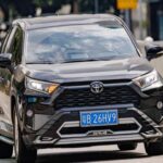 Toyota mantiene relaciones estrechas con sus proveedores para asegurar piezas consistentes y de alta calidad, evitando variaciones que afecten la fiabilidad.