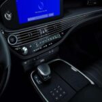 Los sedanes de lujo se deprecian rápido, y el LS no es la excepción. Es habitual que pierda cerca del 60 % de su valor en tres años. Un Lexus LS 2022, por ejemplo, ya ha perdido alrededor de 26.000 dólares.

Esto puede ser una ventaja si compras usado, ya que accedes a un sedán de lujo moderno a un precio más razonable. Aun así, conviene considerar el impacto si luego planeas revenderlo.