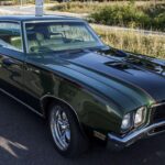 Presentado en 1970, el GSX combinaba lujo y potencia en un muscle car de producción limitada. Aunque no alcanzó la fama de otros modelos, su rareza y rendimiento lo convierten en un verdadero tesoro para los entusiastas de Buick y coleccionistas de muscle cars.