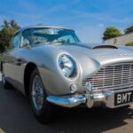 Famoso por su papel en James Bond, el DB5 combina elegancia y rendimiento. Con motor de 4 litros y transmisión manual o automática, aceleraba de 0 a 100 km/h en 7,1 segundos. Es uno de los deportivos británicos más reconocidos y admirados de la historia.
