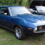 El AMC Javelin AMX fue una sorpresa absoluta en plena guerra de los muscle cars. Con potentes motores V8 y una presencia destacada en competición Trans-Am, demostró que una marca pequeña podía competir de tú a tú con gigantes del sector. Su carácter de outsider y su éxito en pista lo han convertido en uno de los muscle cars más interesantes para coleccionistas.