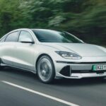 El Hyundai Ioniq 6 es el eléctrico más fiable de la marca coreana, con una calificación del 95,7%. Su diseño aerodinámico contribuye a una autonomía de hasta 339 millas gracias a su batería de 77,4 kWh. Disponible con uno o dos motores, ofrece potencias de entre 225 y 321 CV, combinando eficiencia y prestaciones.