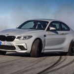 El BMW M2 Competition es uno de esos coches que hacen que cualquier trayecto sea especial. Monta un seis cilindros en línea biturbo de 3.0 litros, heredado de los M3 y M4, con 405 CV enviados al eje trasero. Su tamaño compacto y chasis rígido lo hacen rápido, ágil y tremendamente comunicativo.