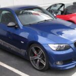 Seis cilindros en línea biturbo con 302 CV. Muy rápido en recta y cómodo a diario. Requiere mantenimiento serio, pero por USD 15.000 ofrece prestaciones de deportivo moderno.