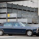 El Diplomat fue la apuesta más ambiciosa de Opel por el lujo. Con suspensión trasera De Dion, frenos de disco y, en su versión más llamativa, un V8 americano, ofrecía una personalidad única. Pese a su calidad, nunca logró desbancar a Mercedes en el segmento.