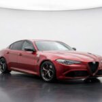 El Alfa Romeo Giulia Quadrifoglio parece creer en su propia leyenda. En las curvas se siente vivo… hasta que deja de serlo. Se compra por emoción, una emoción que va y viene. Es rápido, quizá demasiado delicado para sí mismo. Hay algo frágil en lo fuerte que intenta ser, pero todo eso tiene sentido dentro de su lógica. No es racional, pero tampoco pretende serlo.