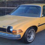 El Pacer quiso revolucionar el diseño compacto con enormes superficies acristaladas, pero su peso, consumo elevado y problemas técnicos lo hicieron inviable tras la crisis del petróleo. Hoy es más una curiosidad histórica que una opción real de compra.