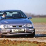 Mientras el Cosworth “normal” gritaba carreras con su enorme alerón, el Sapphire de cuatro puertas pasaba totalmente desapercibido. Sin embargo, mantenía el mismo motor turbo de hasta 217 CV, capaz de dejar en ridículo a muchos deportivos sin levantar sospechas.