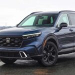 El CR-V Hybrid es uno de los SUV más eficientes en su categoría, con 43 mpg en ciudad y 36 mpg en carretera según la EPA. Mantiene la practicidad, espacio y facilidad de conducción del CR-V convencional, ideal para familias que buscan un híbrido confiable y económico.