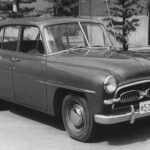 El Toyopet Crown fue el primer vehículo de Toyota vendido en Estados Unidos. Con apenas 287 unidades distribuidas en el mercado norteamericano, su escasa presencia y carácter histórico lo hacen extremadamente raro. Este modelo representa un capítulo clave de la historia de Toyota en América y es muy valorado por coleccionistas interesados en la evolución de la marca.