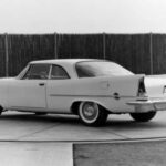 El 300D de Chrysler, parte de la serie 300, contaba con un V8 FirePower de 6,4 litros y 381 HP. Aunque la inyección de combustible opcional era poco confiable, muchos modelos se adaptaron con carburadores de cuatro barriles. Este coche alcanzó 156 mph en Bonneville, demostrando que las aletas podían ir acompañadas de rendimiento extremo.