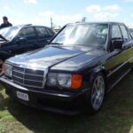 El 190E destaca por su durabilidad y excelente ingeniería. Con precios desde $3,000, es una opción económica para un coche clásico de lujo. Modelos como el 190E 2.3-16 aumentan de valor por su importancia histórica y carácter de culto.