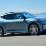 Con un precio cercano a los $74,000 y menos incentivos federales para EV de lujo, el GV60 pide a los compradores valorar la calidad y el enfoque en lugar de buscar ahorro. No promete software futurista ni conducción autónoma extrema, sino construcción sólida, ergonomía cuidadosa y lujo analógico en un vehículo eléctrico.