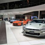 El Z32 combinaba un diseño moderno con motor V6, opcionalmente biturbo, y suspensión multienlace avanzada. Su estabilidad a alta velocidad y confort lo convertían en un gran turismo refinado. A pesar de estar a la sombra de otros íconos japoneses, sigue siendo un deportivo completo y confiable.