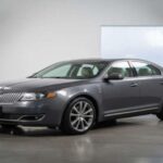 Pesado, rápido y curiosamente elegante en su comportamiento. Construido para quienes no querían llamar la atención pero sí disfrutaban de la potencia. Hoy en día se ven pocos, lo que contribuye a su encanto. Su discreción transmite confianza, un sedán que susurra lujo y velocidad al mismo tiempo.