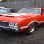 El paquete W30 ofrecía mejoras reales de rendimiento sin recurrir a una estética exagerada. Su carácter discreto hizo que muchos compradores lo pasaran por alto. Hoy, las piezas específicas y la documentación son claves. Al volante transmite control y solidez más que brutalidad. Los precios actuales suelen situarse en torno a los 120.000 dólares.