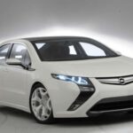 El Opel Ampera estaba adelantado a su tiempo. Como híbrido de autonomía extendida, resolvía el gran miedo al coche eléctrico antes de que fuera popular. Era cómodo, silencioso y tecnológicamente brillante. Pero era caro, solo tenía cuatro plazas y llevaba un logo generalista en un precio casi premium. El concepto era correcto; el posicionamiento, no.