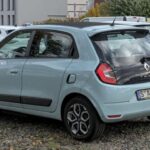 El nuevo Twingo eléctrico vuelve con la promesa de ser urbano y accesible, pero pierde la chispa que lo hizo especial. Su diseño es agradable, aunque genérico, y el interior es tan básico que roza lo improvisado. Es práctico, barato y fácil de aparcar, pero también olvidable. El espíritu juguetón del Twingo original parece haberse quedado por el camino.