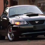 Ediciones homenaje al Mustang de Steve McQueen. El Bullitt 2001: V8 4.6 de 265 caballos, solo 5.582 unidades. El 2008–2009: 315 caballos, estilo limpio sin insignias. Discreción y personalidad icónica, manteniendo la esencia del original.