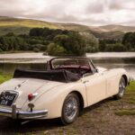 El XK150 supuso una evolución del XK120, con carrocería más ancha y interior más lujoso. Su potencia aumentó a 265 CV en 1959 gracias al motor XK de 3.8 litros. Fue uno de los Jaguars más deseados de finales de los 50, combinando confort y deportividad.