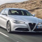 La Giulia desafía a los sedanes alemanes en conducción y diseño. Ofrece deportividad, elegancia y tecnología avanzada, aunque la fiabilidad puede variar. Modelos de segunda mano se encuentran desde $10.000, convirtiéndola en una opción atractiva para quienes buscan una berlina dinámica y distintiva sin pagar el precio de nueva.