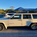 El Cherokee XJ mantiene su atractivo gracias a su diseño clásico de SUV y motor 4.0L de 190 CV conocido por su fiabilidad. La suspensión sencilla y ejes sólidos facilitan el mantenimiento. Los ejemplares originales sin modificaciones o corrosión se están volviendo escasos, y un buen coche puede rondar los 10.000 dólares.