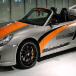 La generación 981 del Cayman y Boxster combina motores atmosféricos de seis cilindros con usabilidad diaria y diversión de fin de semana. Con los modelos más recientes inclinándose hacia turbo e híbridos, los 981 se vuelven cada vez más deseables. Bien mantenidos, son deportivos que no solo emocionan, sino que también conservan su valor con el tiempo.