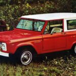 El primer Bronco ofrecía un chasis propio con 4x4 y transfer case de accionamiento rápido. Inicialmente con motor 2.8 litros, luego con V8 de 4.7 litros, este vehículo combinaba capacidades todoterreno con confort urbano, anticipando la tendencia de los SUV de lujo modernos.