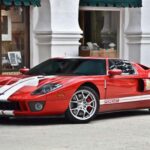 El GT de 2005 revitalizó el espíritu del GT40 con un V8 sobrealimentado y estilo inconfundible. Su valor oscila entre 400.000 y 600.000 dólares. La producción limitada, junto con su relevancia cultural y diseño atractivo, lo convierten en un clásico moderno cuya demanda permanece fuerte en mercados internacionales.