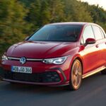 Las generaciones recientes del GTI han endurecido sus asientos respecto al pasado. El acolchado es más fino y el respaldo algo vertical, lo que resta confort en viajes largos. Un punto débil que contrasta con la alta calidad general del interior.