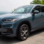 Con la misma capacidad que el Civic hatchback, el HR-V demuestra hasta dónde puede llegar un crossover pequeño. Comparte plataforma con el Civic, ofrece un interior amplio y una configuración muy racional. Su precio de acceso competitivo y su enfoque práctico lo convierten en uno de los SUV compactos más completos del mercado.