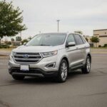 Difícil de clasificar. Familiar como un aparcamiento mojado tras la lluvia. Te sientas, arrancas y tu mano encuentra cada mando sin mirar. No hay misterio, pero sí una comodidad instintiva. Quizá eso sea, al final, lo que define el confort real.