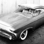 El Norseman fue uno de los concept cars más avanzados de su tiempo, con un techo sin pilares capaz de soportar enormes cargas. Nunca llegó a presentarse: se hundió en el Atlántico cuando el barco que lo transportaba chocó con otro buque. Más de 50.000 horas de desarrollo desaparecieron bajo el mar. Aunque muchas de sus ideas llegaron a modelos posteriores, el Norseman sigue siendo el gran misterio perdido de Chrysler, una obra única enterrada en el océano.