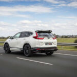 Un SUV con apellido Type R parece una locura, y precisamente por eso resulta tan fascinante. Este CR-V deportivo sugiere que incluso un vehículo familiar puede convertirse en algo excitante. Es una provocación de Honda al mercado: la diversión no tiene por qué limitarse a los coupés y compactos.